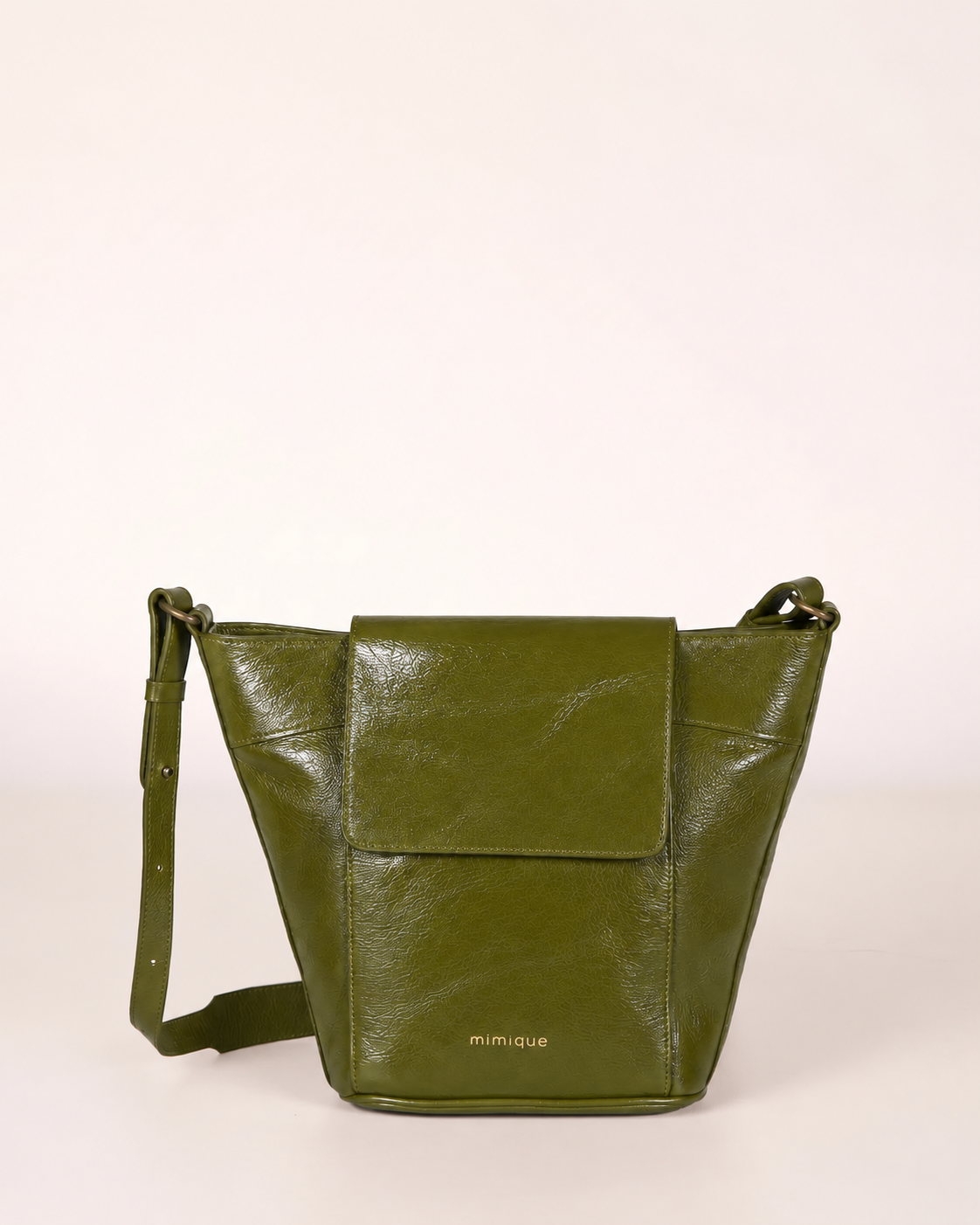 Bolso bandolera Andrín Mimique en piel brillo charol color verde musgo hecho a mano en España