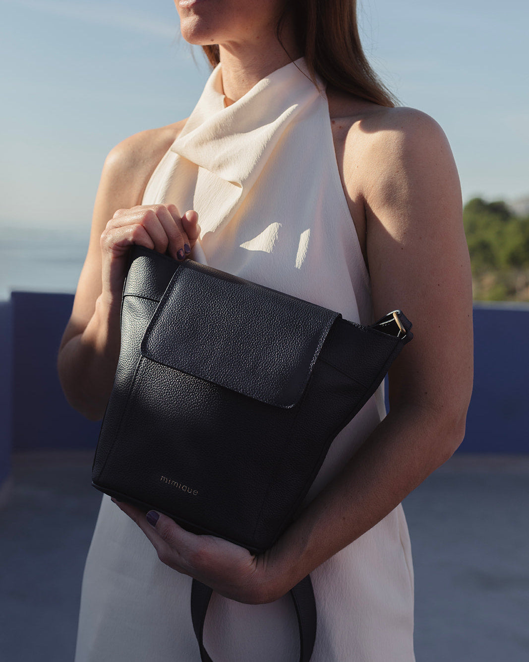 Bolso Andrín para mujer de Mimique en piel de máxima calidad azul marino. Bandolera regulable. Cierre seguro con cremallera