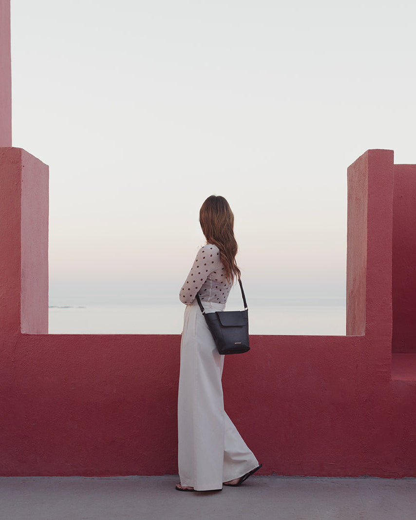 Andrín navy, bolso de piel para mujer de Mimique. Alta calidad made in Spain. Bandolera ajustable y cierre con cremallera