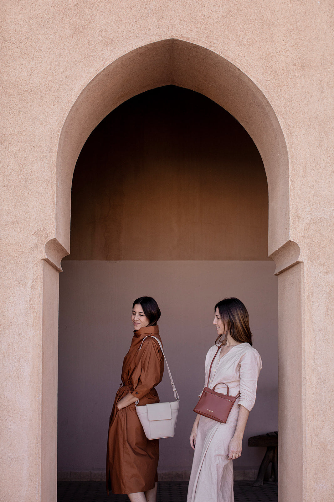 Bolso bandolera de piel para mujer Andrín de Mimique. Color nude. Artesanía made in Spain
