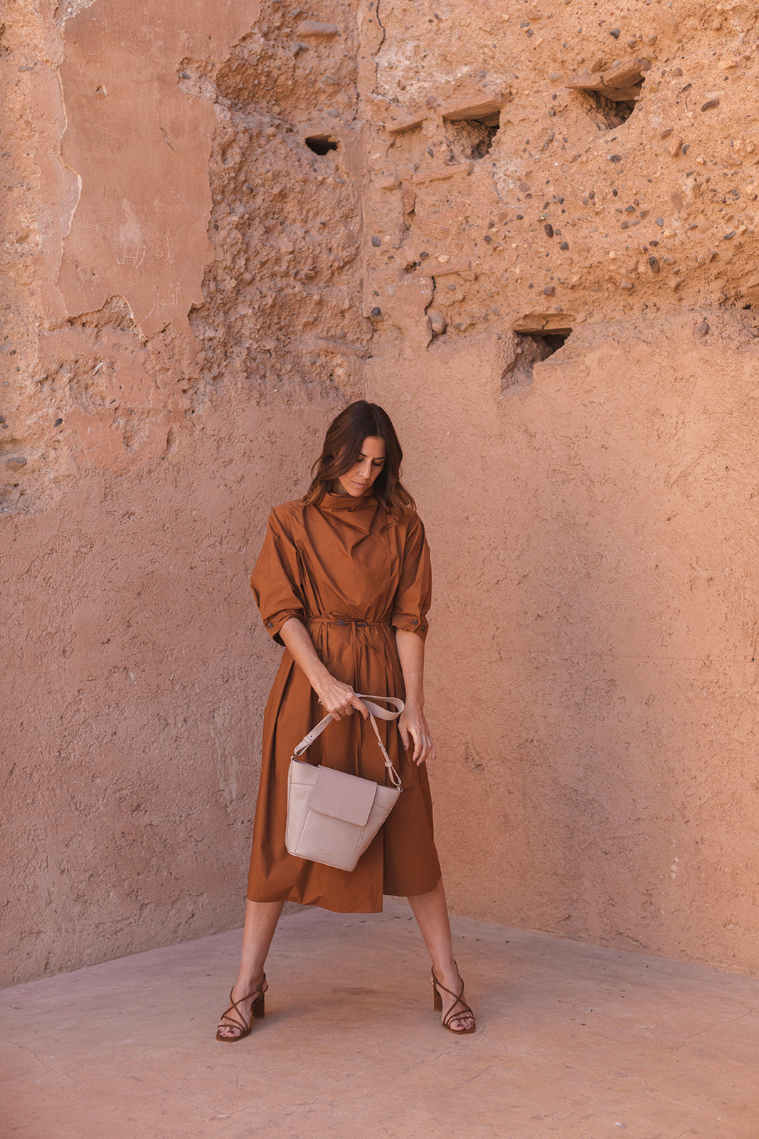 Bolso bandolera de piel para mujer Andrín de Mimique. Color nude. Artesanía made in Spain