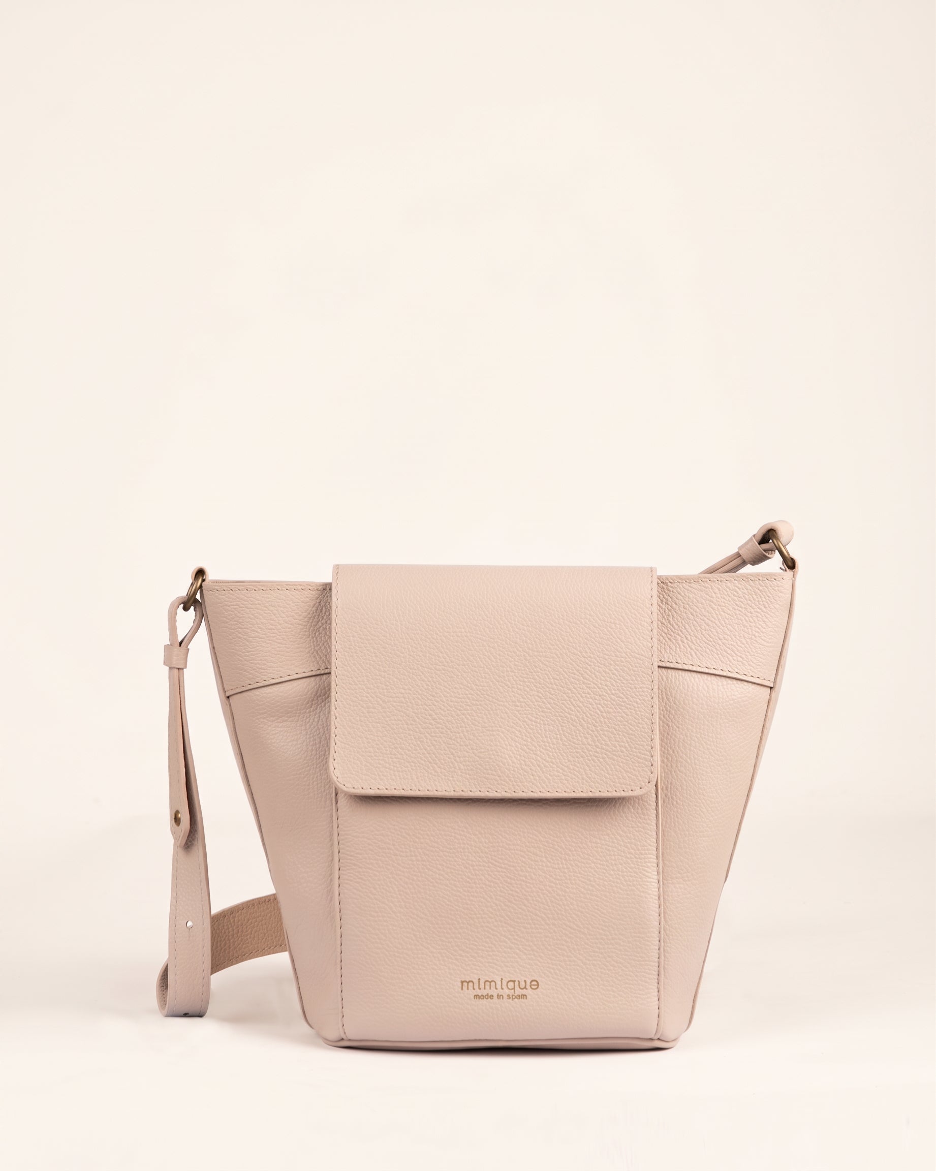 Bolso bandolera de piel premium para mujer Andrín de Mimique en color nude cierre con cremallera. Artesanía made in Spain