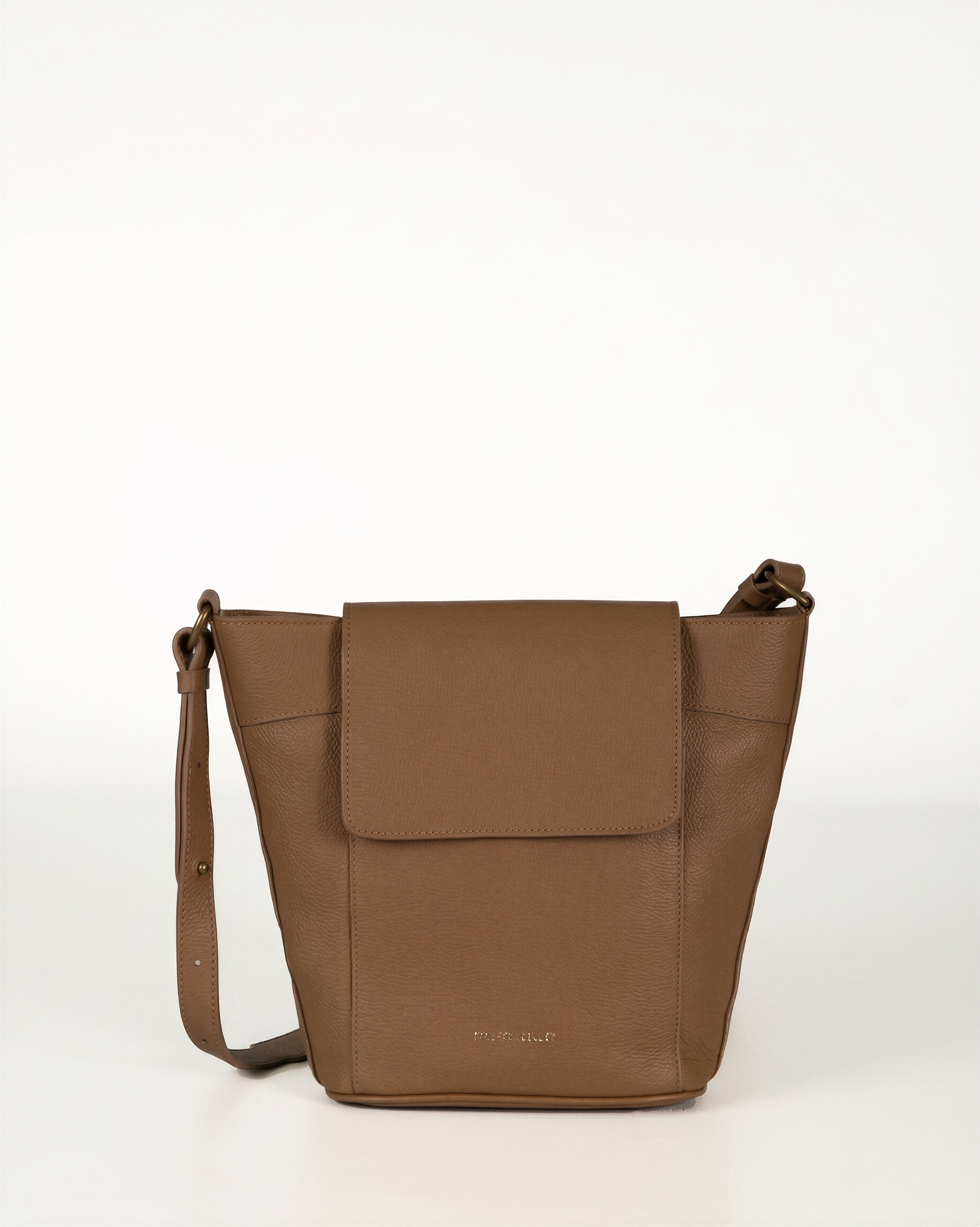 Bolso bandolera de piel con tapa y cremallera Andrín de Mimique color camel praliné, diseño original y atemporal hecho en España, ligero, cómodo y con capacidad