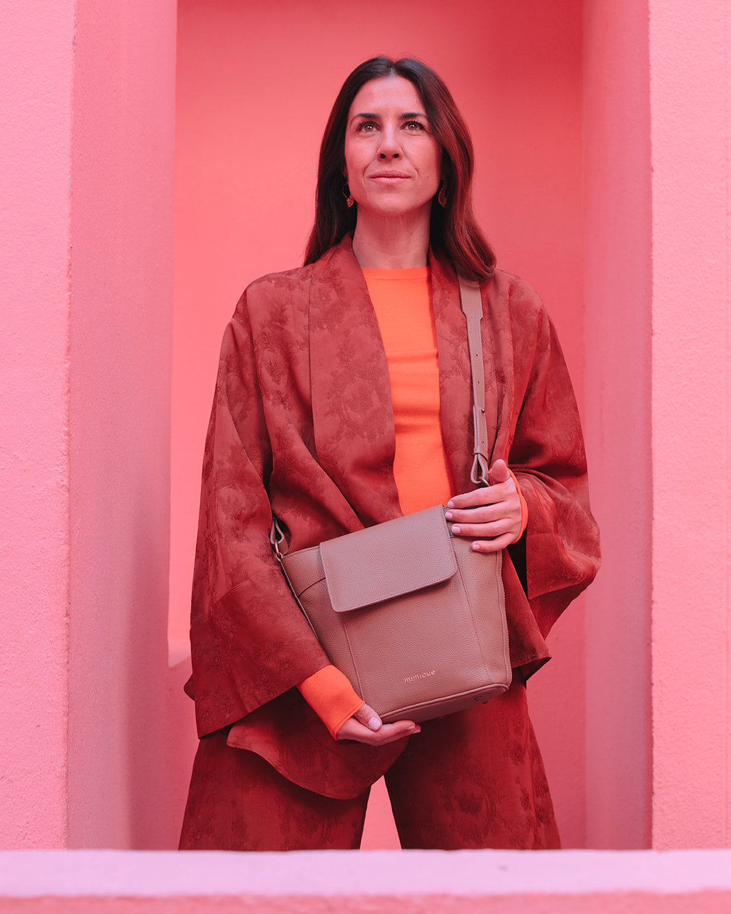 Bolso bandolera Andrín de Mimique en piel camel praliné para mujer, diseño atemporal hecho en España, ligero, cómodo y con amplia capacidad