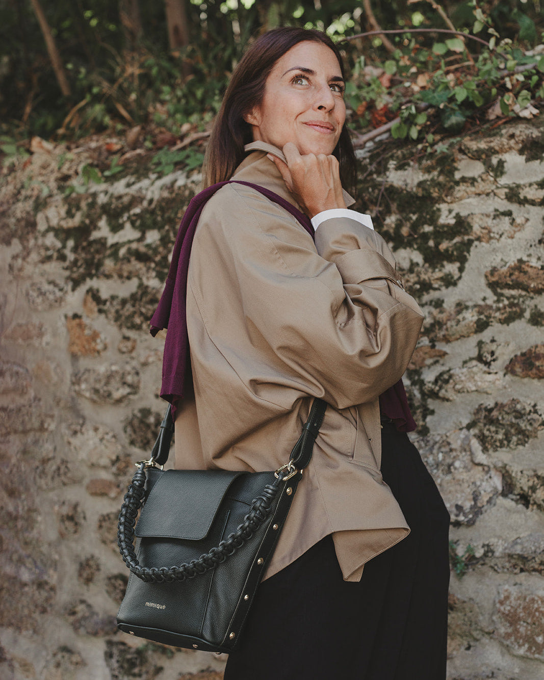 Bolso bandolera con asa trenzada en piel verde pato Andrín tachuelas de Mimique hecho a mano en España