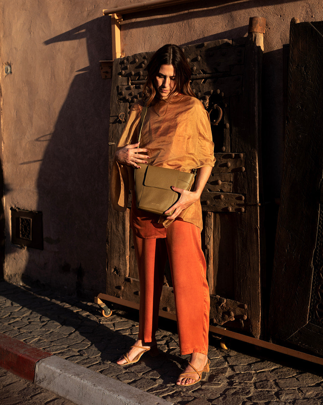 Bolso para mujer con bandolera ajustable Andrín de Mimique con diseño elegante y atemporal hecho en España