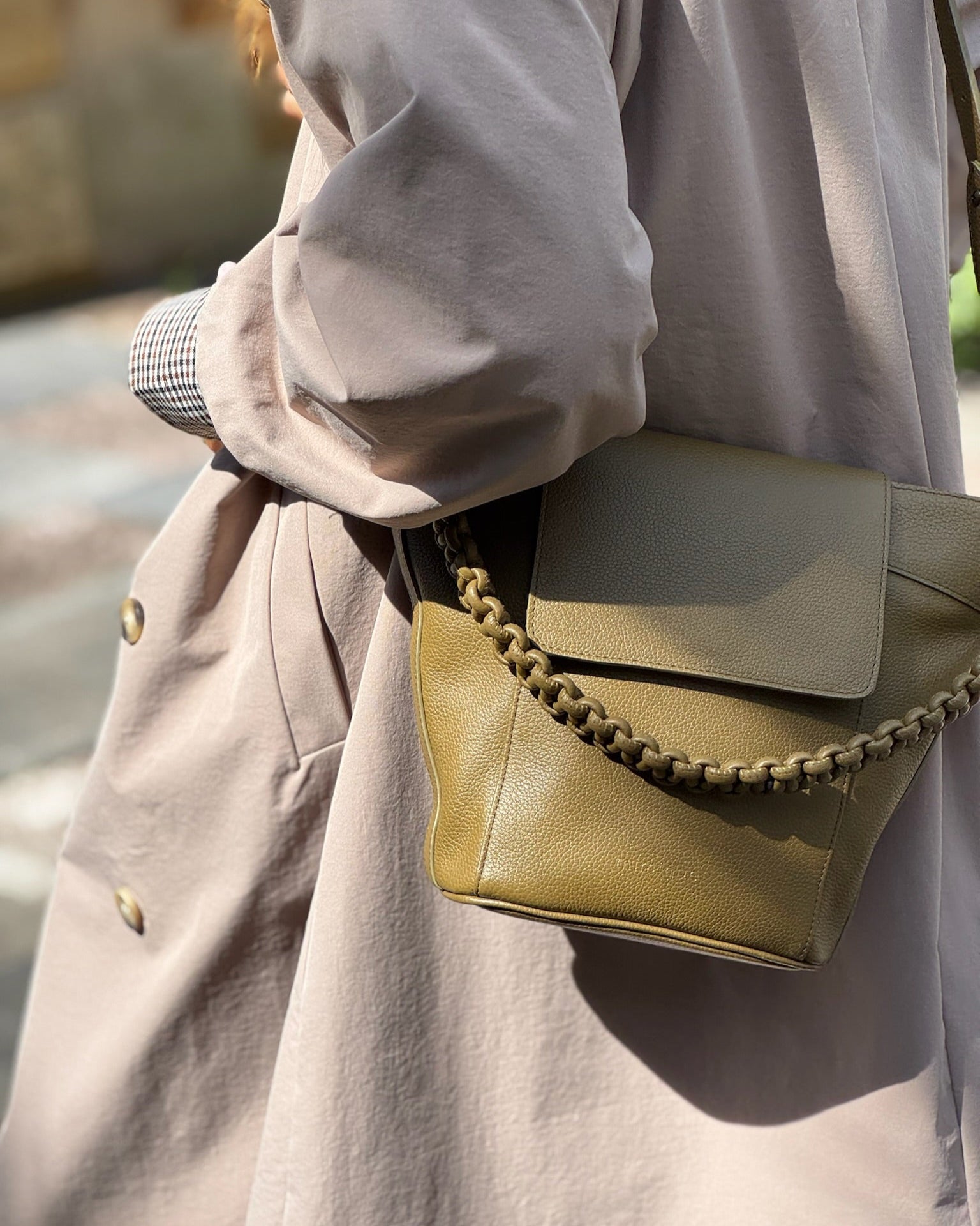 Bolso artesanal hecho en España Andrín de Mimique en piel premium color verde oliva con asa trenzada