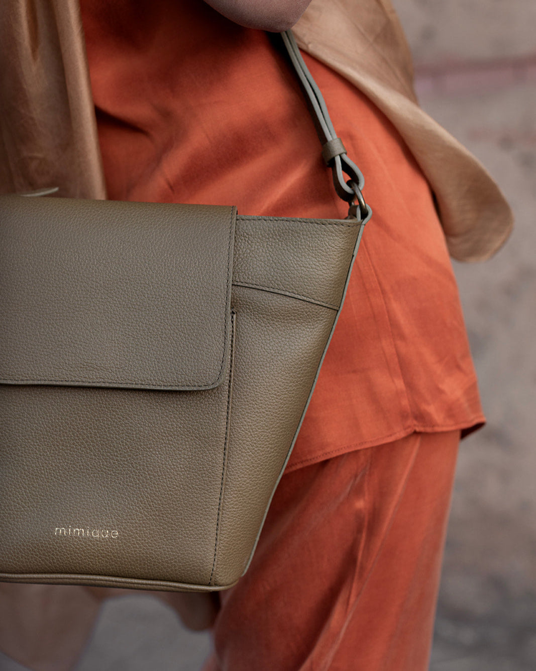 Bolso bandolera Andrín Mimique de piel verde oliva con cremallera y asa ajustable made in spain