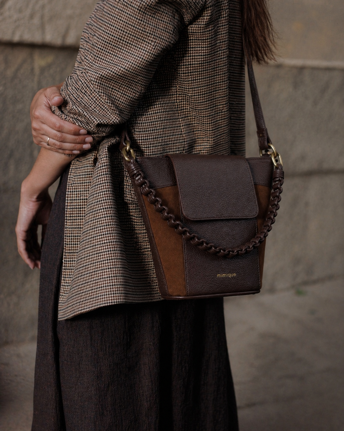 Bolso para mujer de piel y serraje de alta calidad Andrín Mimique color marrón con bandolera regulable, cómodo y ligero