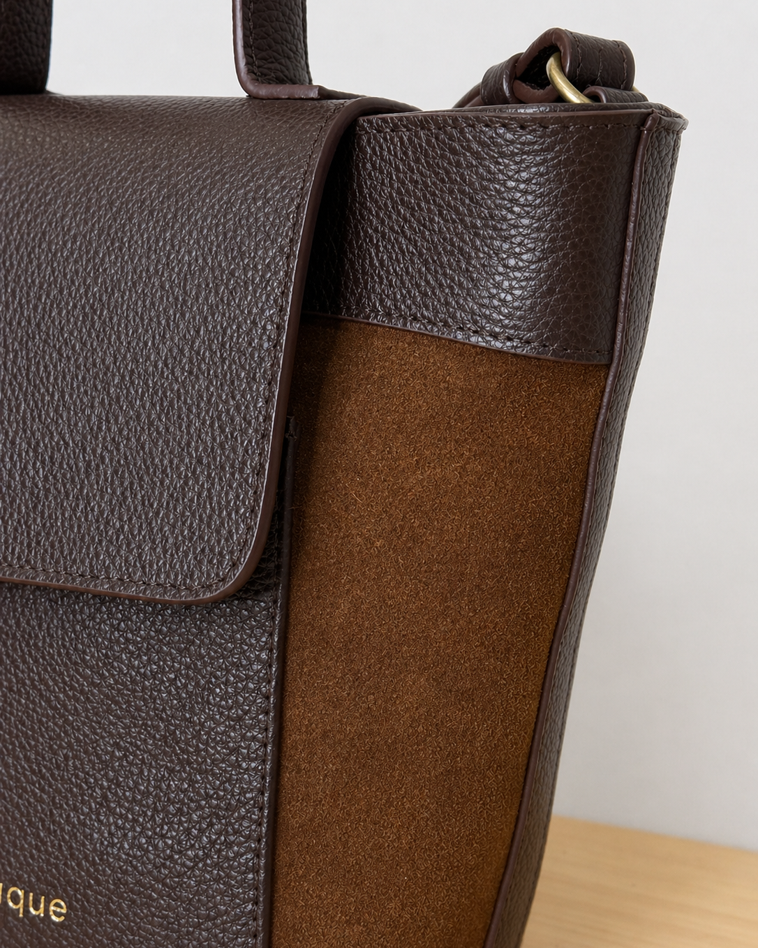 Bolso de mujer Andrín mini Mimique en piel y serraje premium marrón chocolate hecho a mano en España con tapa y cremallera