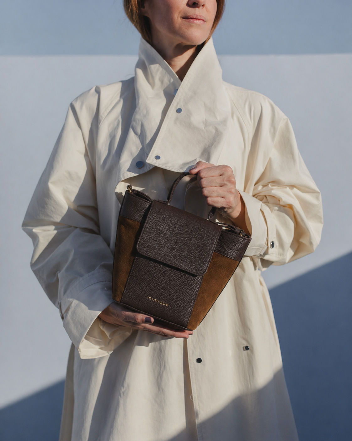 Bolso bandolera para mujer con tapa y cremallera Andrín mini de Mimique en piel y serraje de alta calidad marrón chocolate