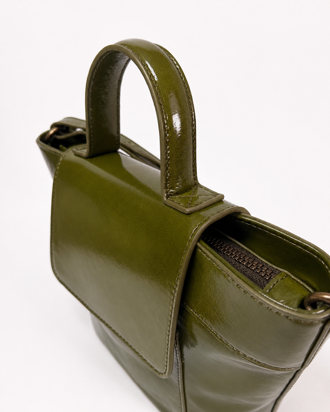 Bolso Andrín mini verde musgo en piel de alta calidad con brillo cierre seguro con tapa, cremallera y asa de mano