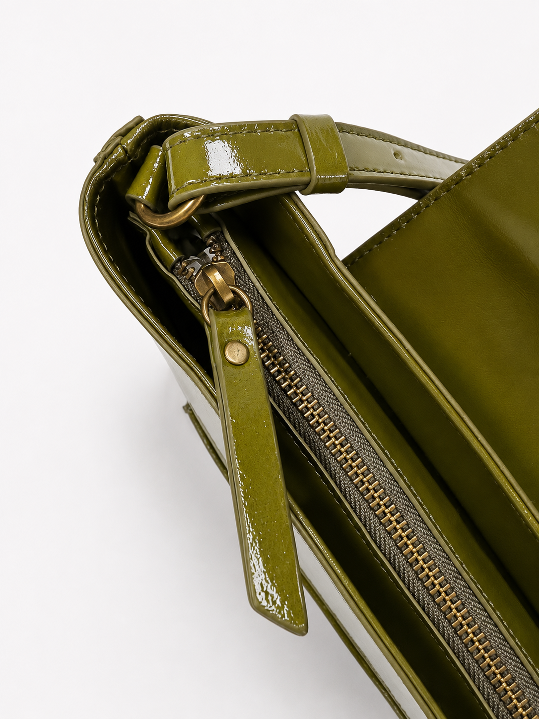 Bolso bandolera Andrín mini musgo en piel charol premium con cierre seguro con cremallera hecho a mano en España