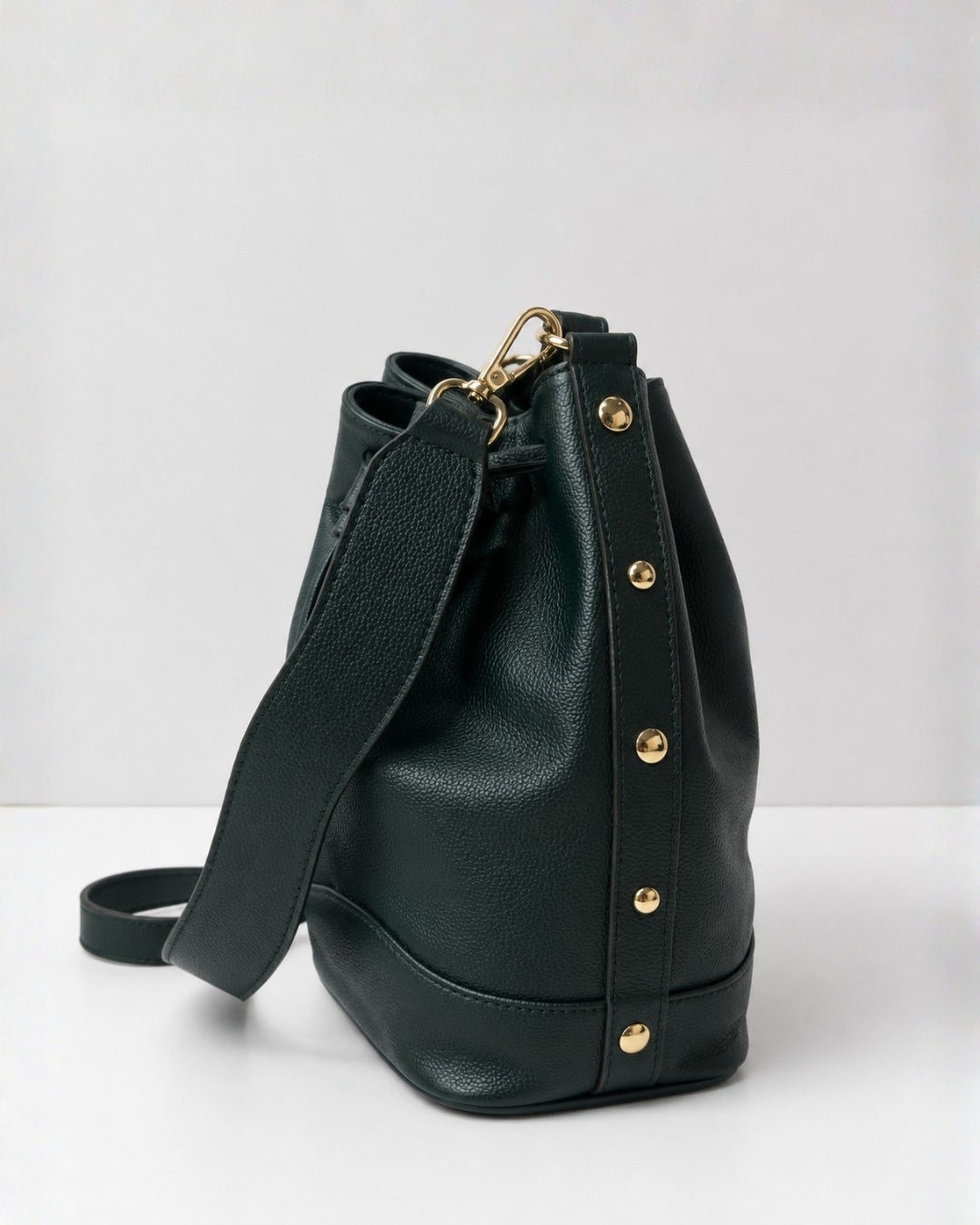 Bolso serín verde pato diseño bombonera con tachuelas doradas en los laterales de Mimique