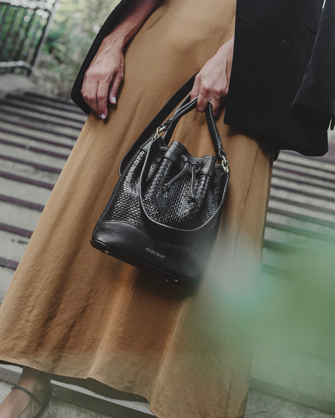 Bombonera Serín en piel trenzada negra para mujer de Mimique artesanía made in Spain