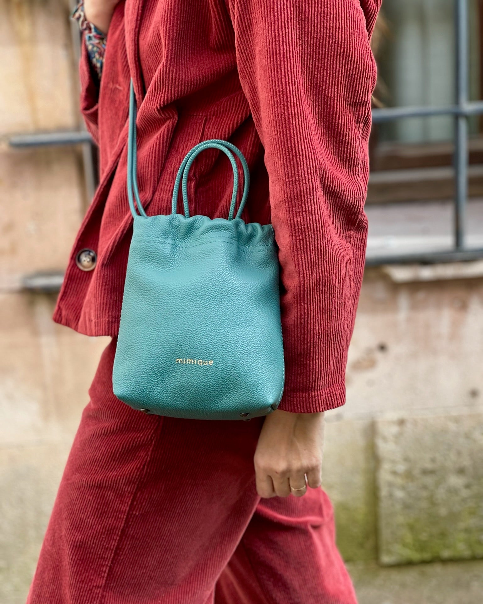 Bolso bombonera Cue verde aguamarina para mujer en piel de alta calidad, con bandolera y asa de mano, hecho en España por Mimique.