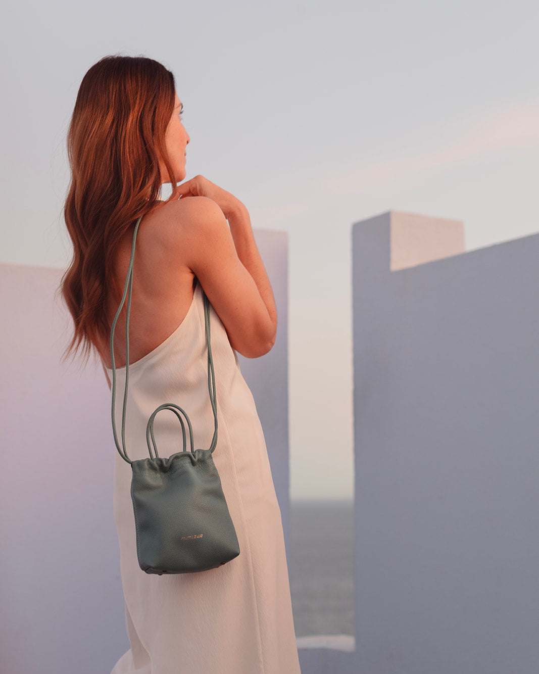 Bolso bombonera Cue verde aguamarina para mujer en piel de alta calidad, con bandolera y asa de mano, hecho en España por Mimique