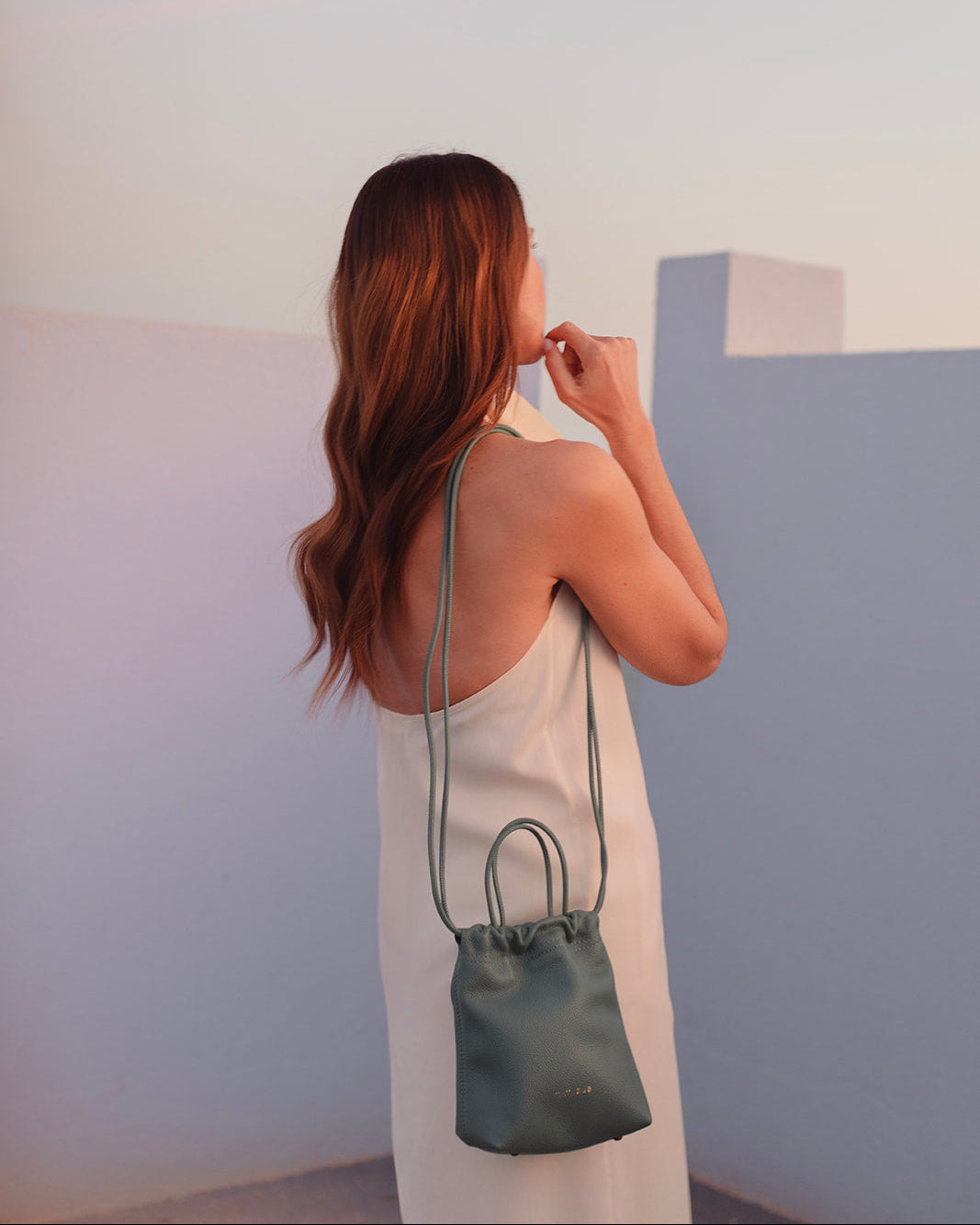 Bolso bombonera mujer Cue en verde aguamarina, piel premium, con asa de mano y bandolera, fabricación artesanal española Mimique