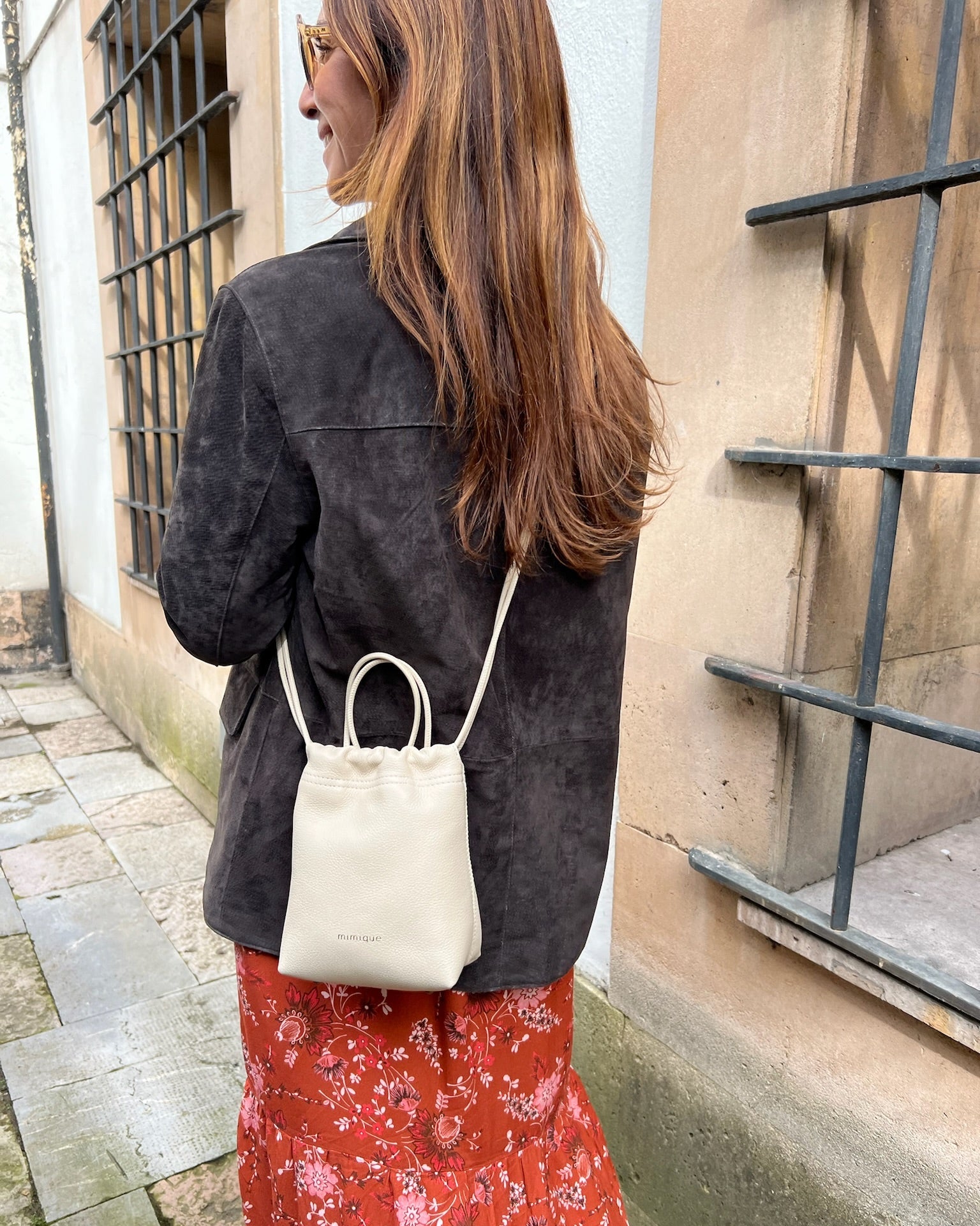 Bolso bombonera para mujer Cue color crema de Mimique. Piel y materiales de gran calidad. Bandolera cómoda, ligera y con cierre seguro. Made in Spain