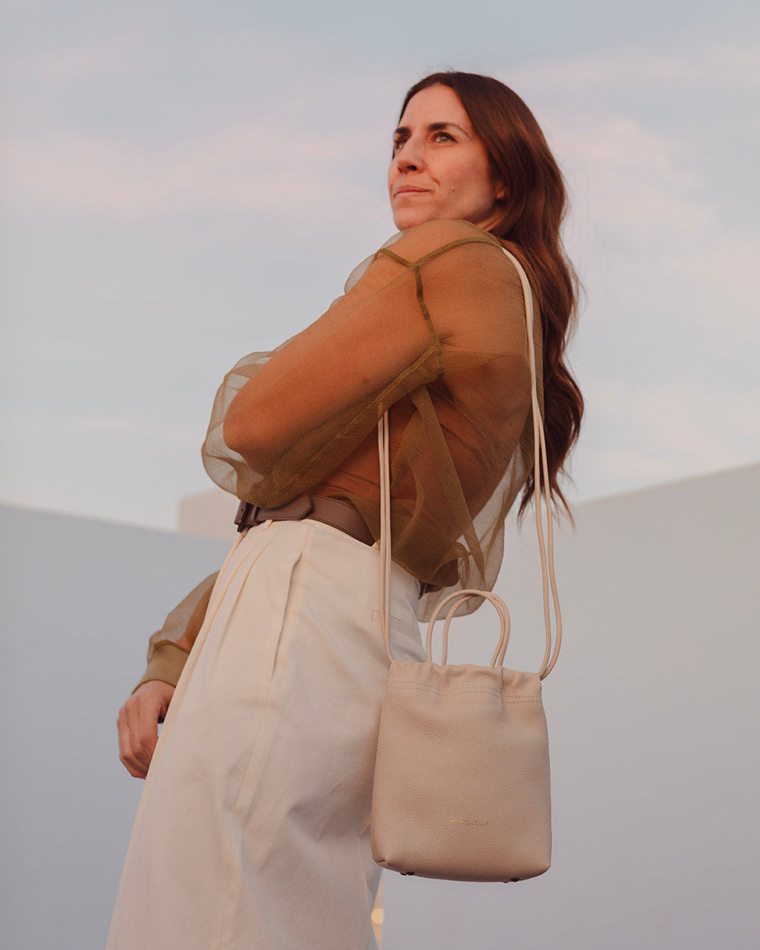 Bolso bombonera Cue color crema para mujer en piel premium. Con bandolera y asa de mano. Cómodo y ligero - Mimique