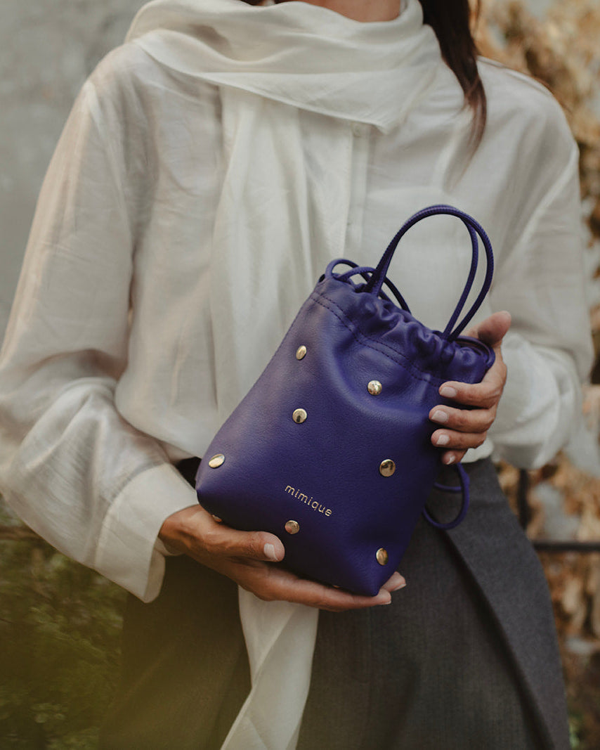 Bombonera pequeña de gran capacidad Cue dots de Mimique bolso con tachuelas doradas color azul eléctrico