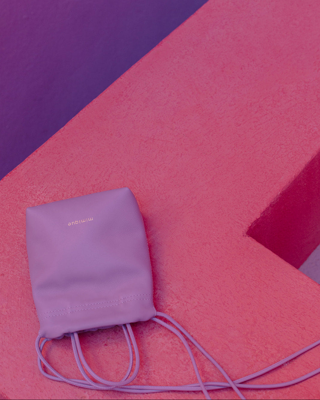 Bolso bombonera Cue color lavanda para mujer en piel de gran calidad. Cómodo, ligero y con gran capacidad. Hecho en España - Mimique