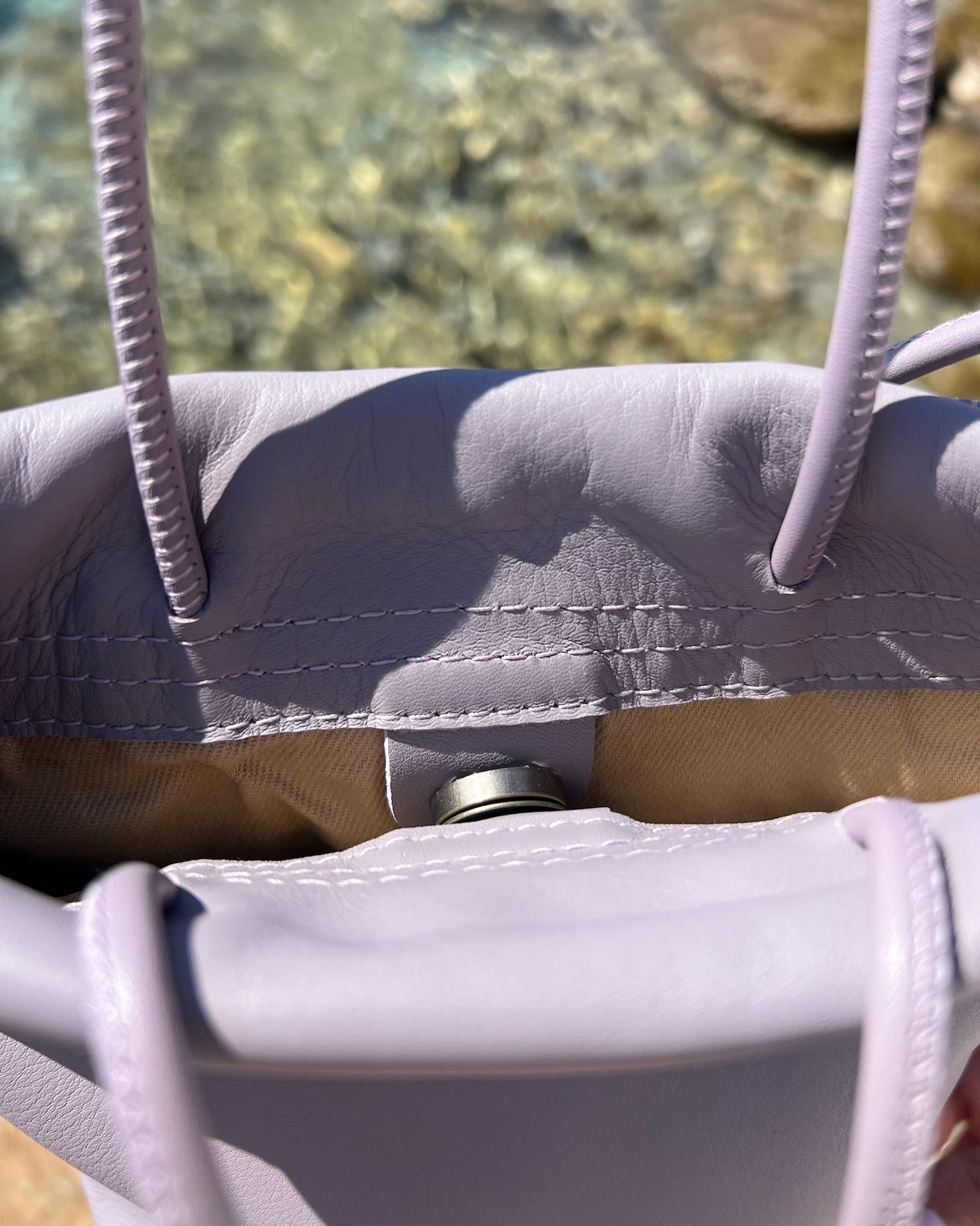 Bolso bombonera pequeña Cue color morado lavanda para mujer en piel de máxima calidad. Bandolera con cierre seguro Made in Spain - Mimique