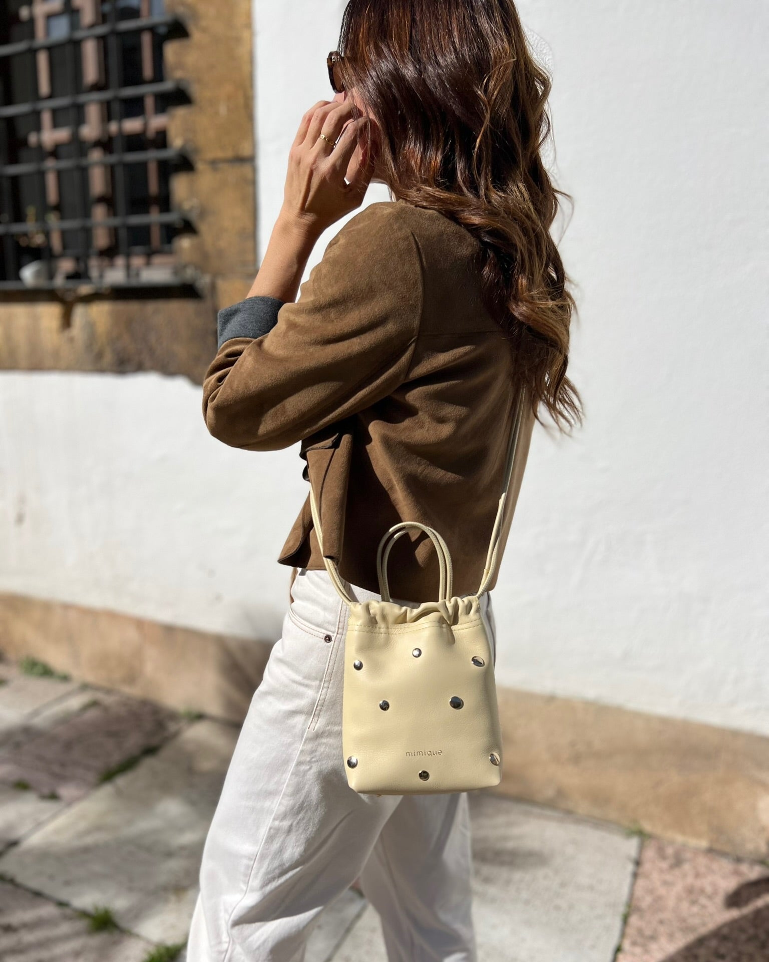 Bombonera de piel para mujer Cue dots color mantequilla made in Spain. Bandolera cómoda, ligera y atemporal. Máxima calidad