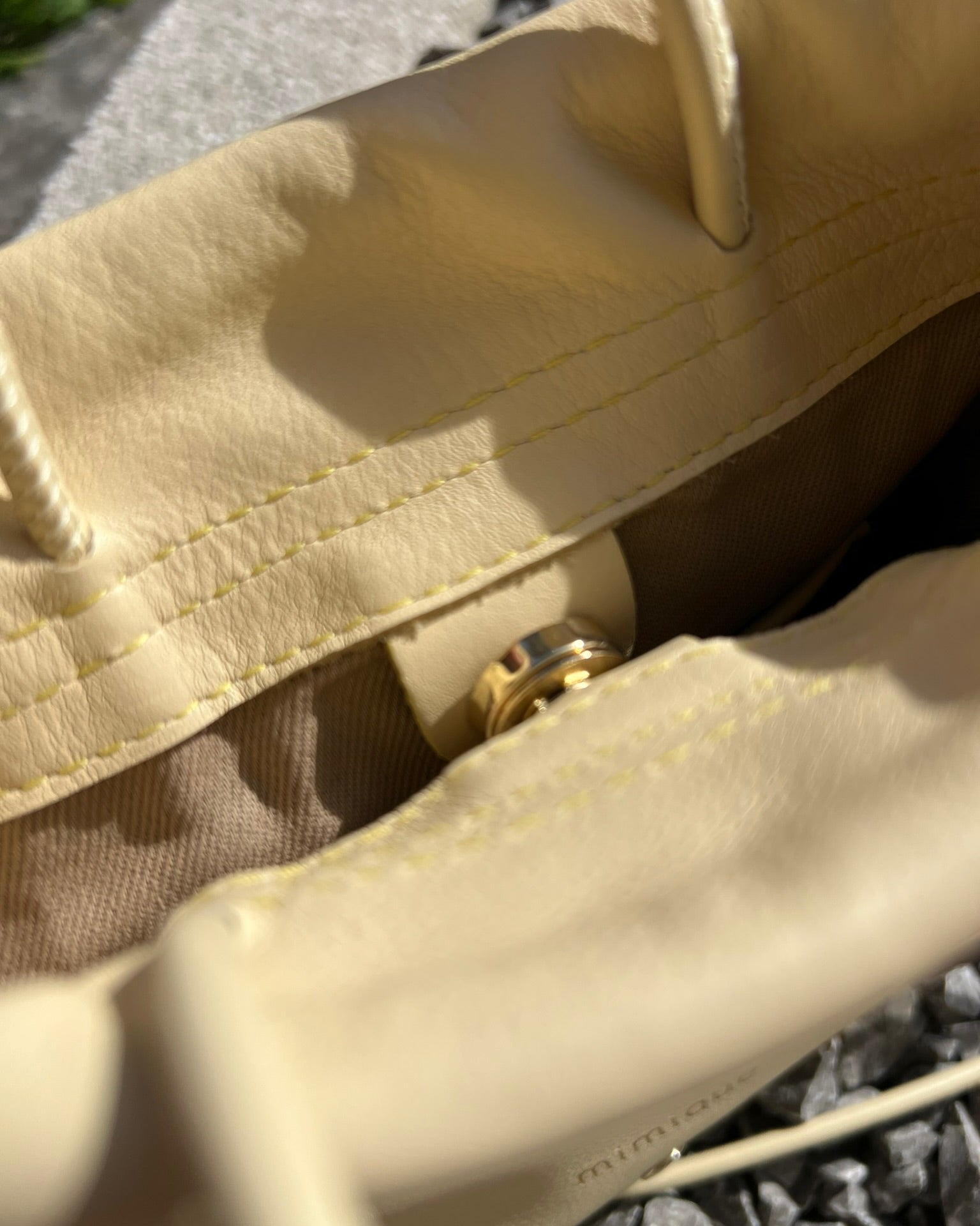 Bombonera de piel para mujer Cue dots color mantequilla hecha en España. Bandolera cómoda, ligera y atemporal. Cierre seguro