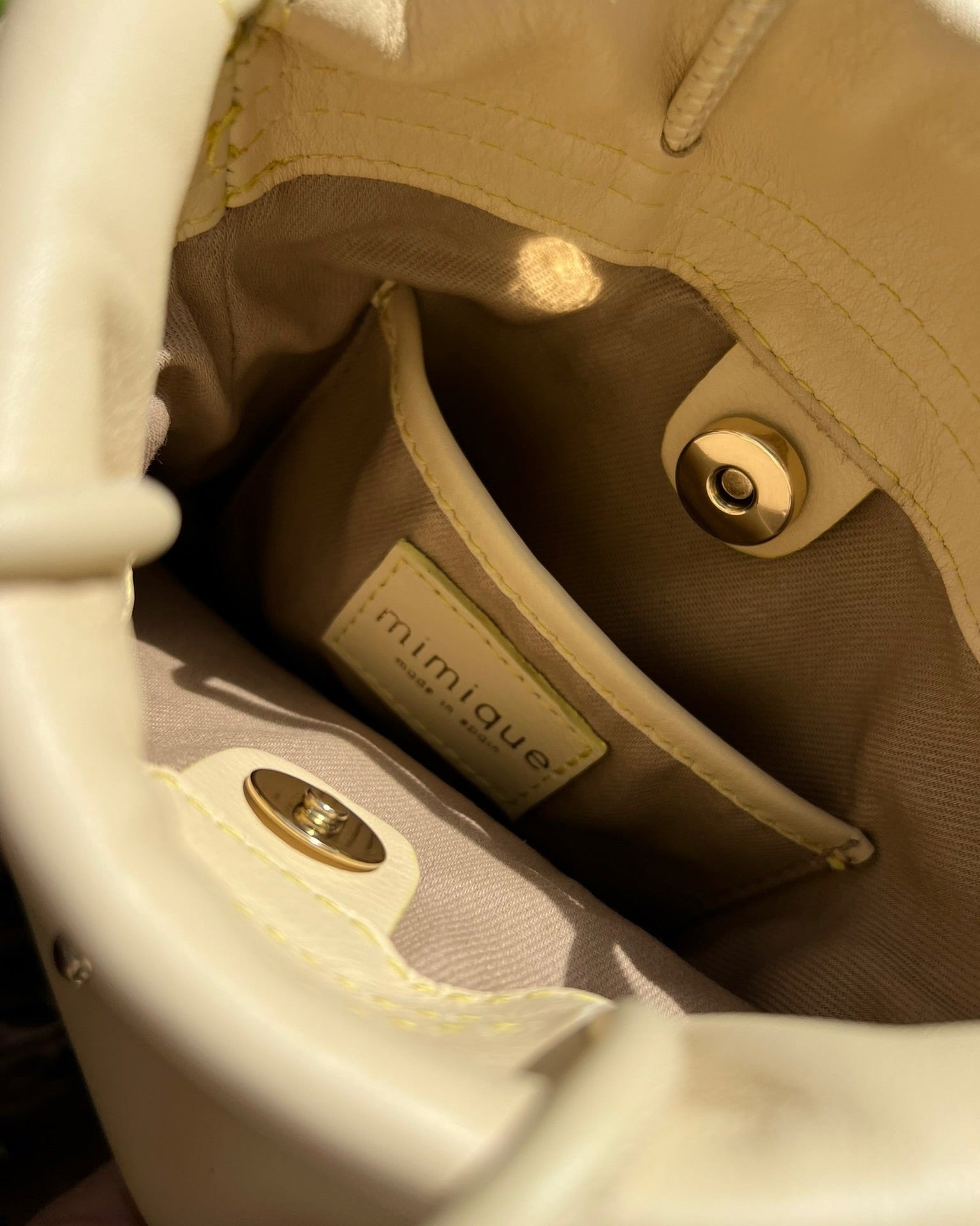 Bolso bombonera de piel para mujer Cue dots color mantequilla hecha en España. Bandolera cómoda, ligera y de gram calidad