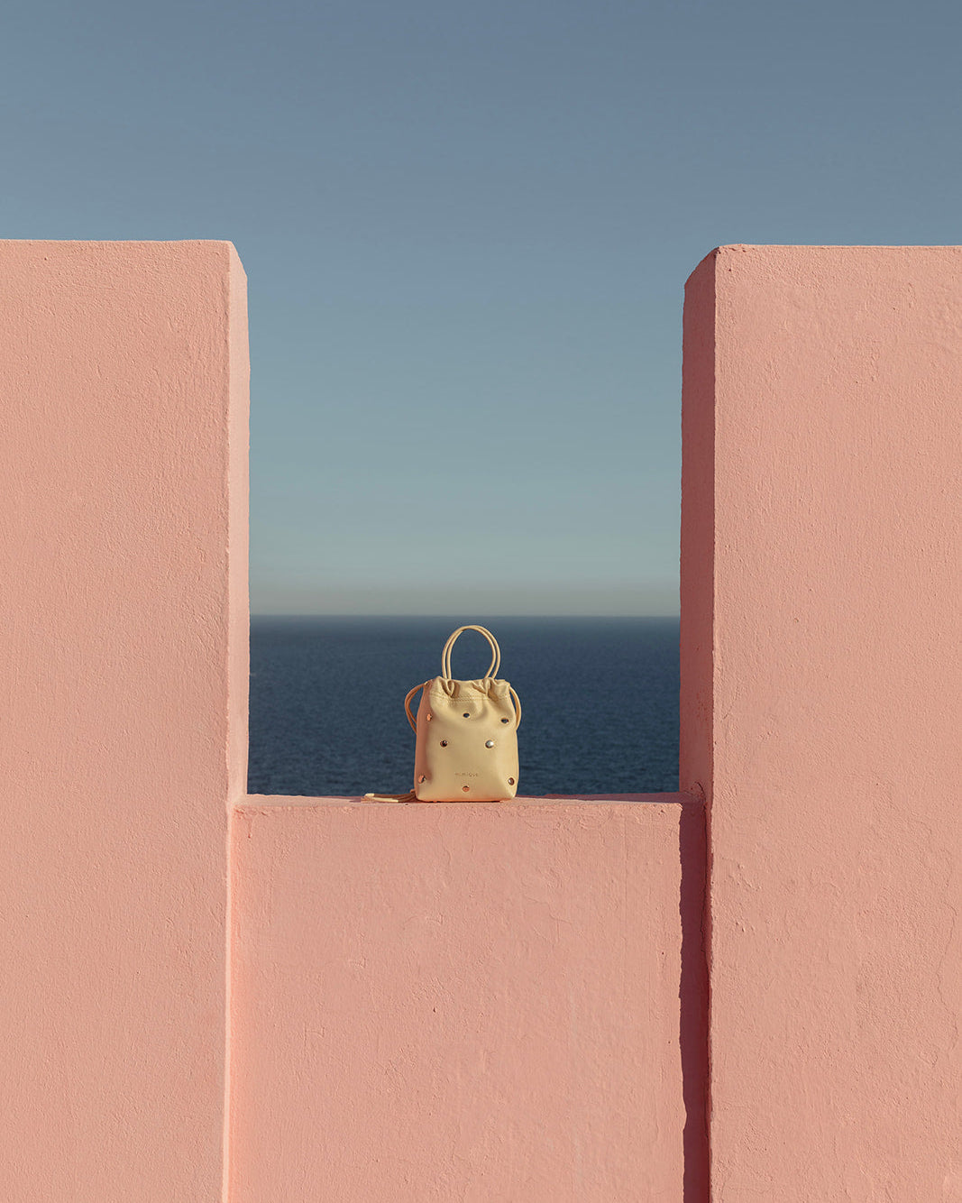 Bolso de piel premium para mujer Cue dots vainilla. Diseño de bombonera. Piel de alta calidad. Artesanía made in spain