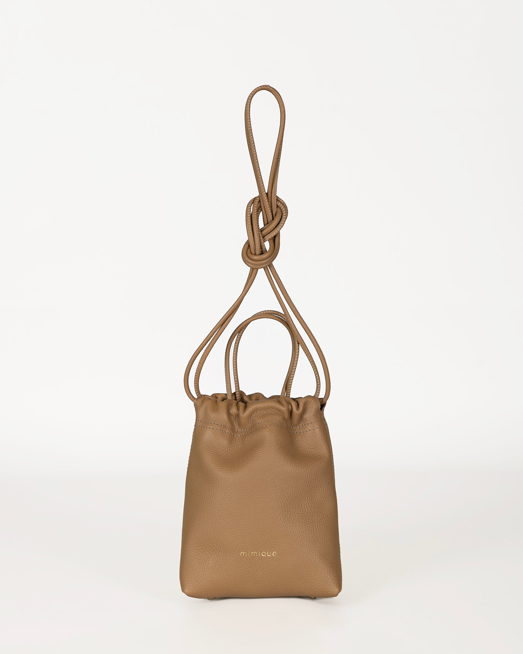 Mini bolso de mujer Cue de Mimique. Bombonera piel color camel praliné. Hecho a mano en España