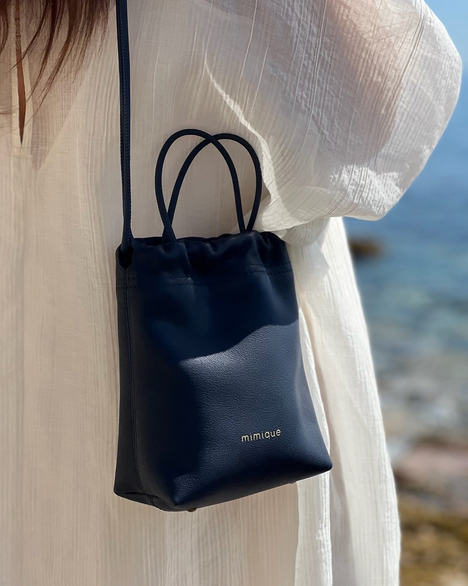 Mini bolso de piel para mujer Cue de Mimique color navy. Bandolera cómoda y ligera made in Spain. Gran capacidad