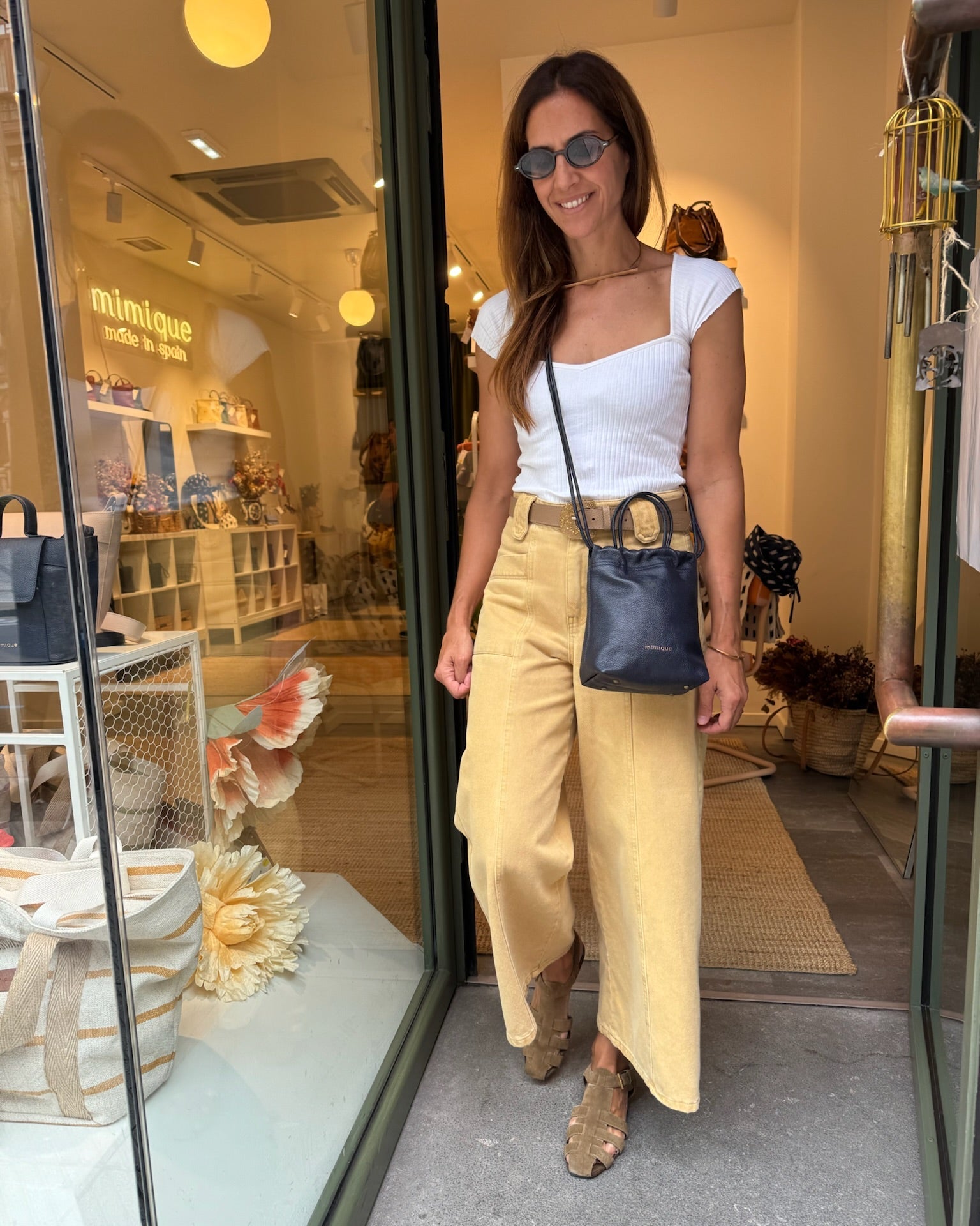 Mini bolso de piel para mujer Cue de Mimique color navy. Bandolera cómoda y ligera made in Spain. Gran capacidad