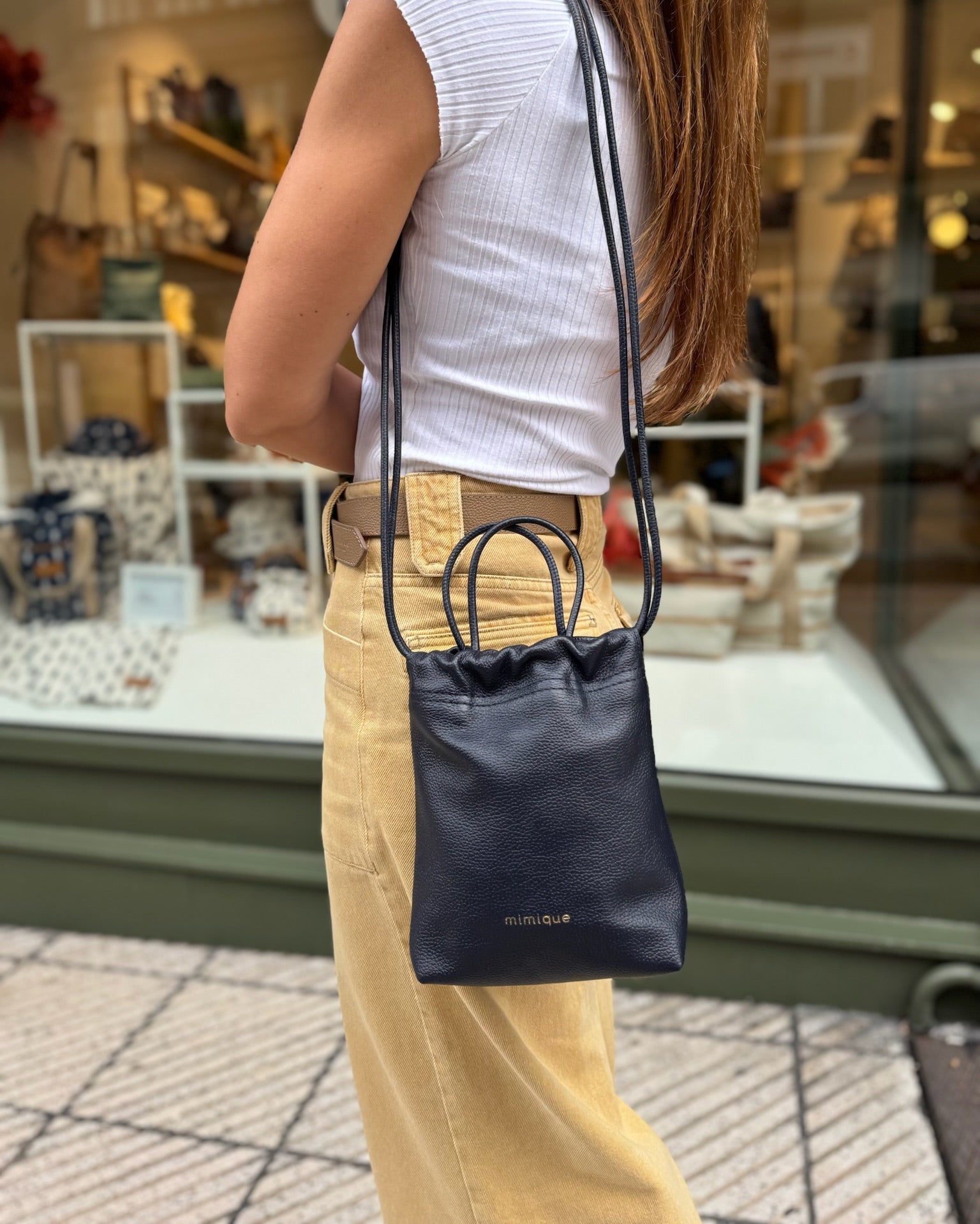 Bolso pequeño de piel para mujer Cue de Mimique color navy. Bandolera cómoda y ligera hecha de forma artesanal en España