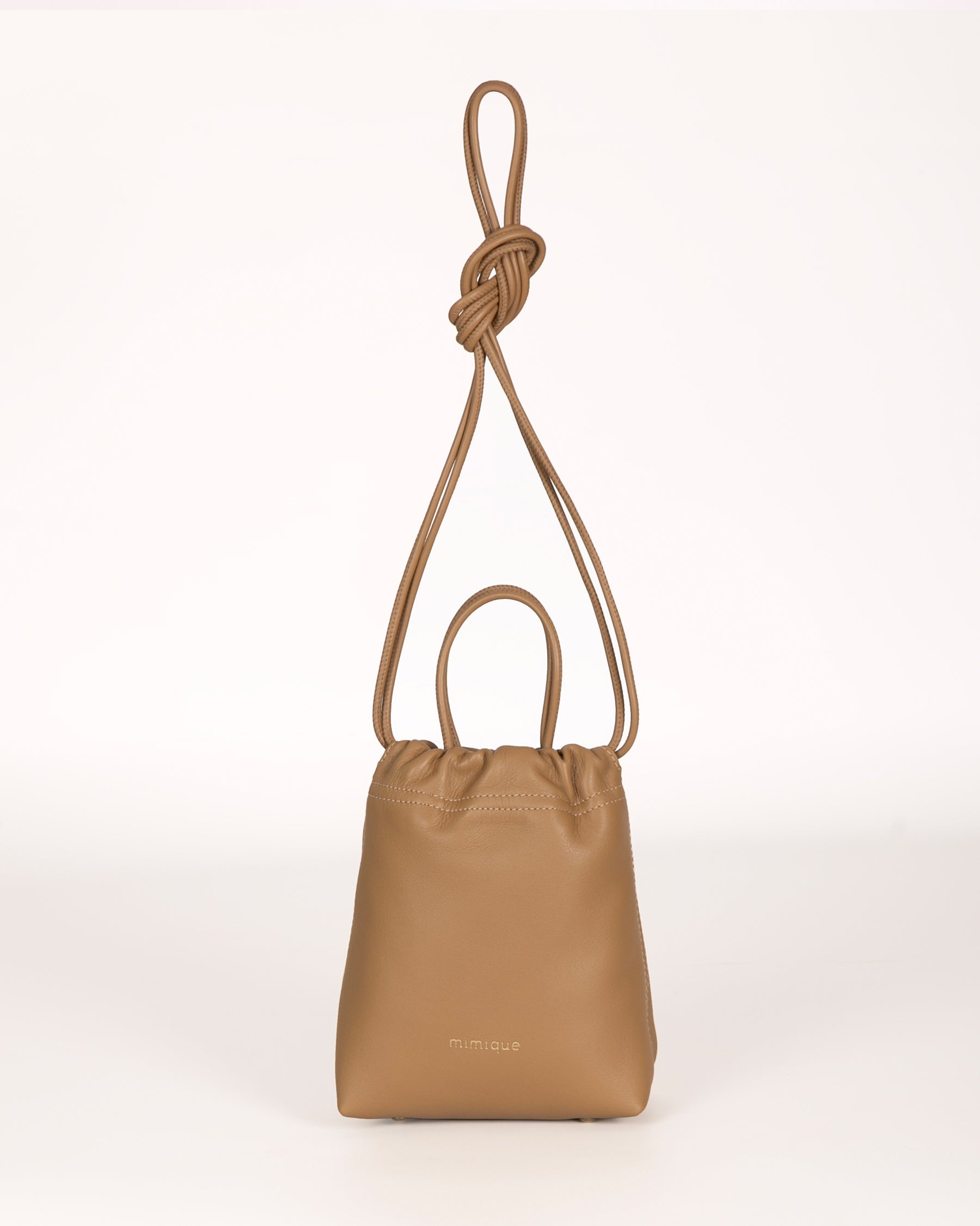 Mini bolso de mujer Cue de Mimique. Bombonera piel color camel praliné. Hecho a mano en España