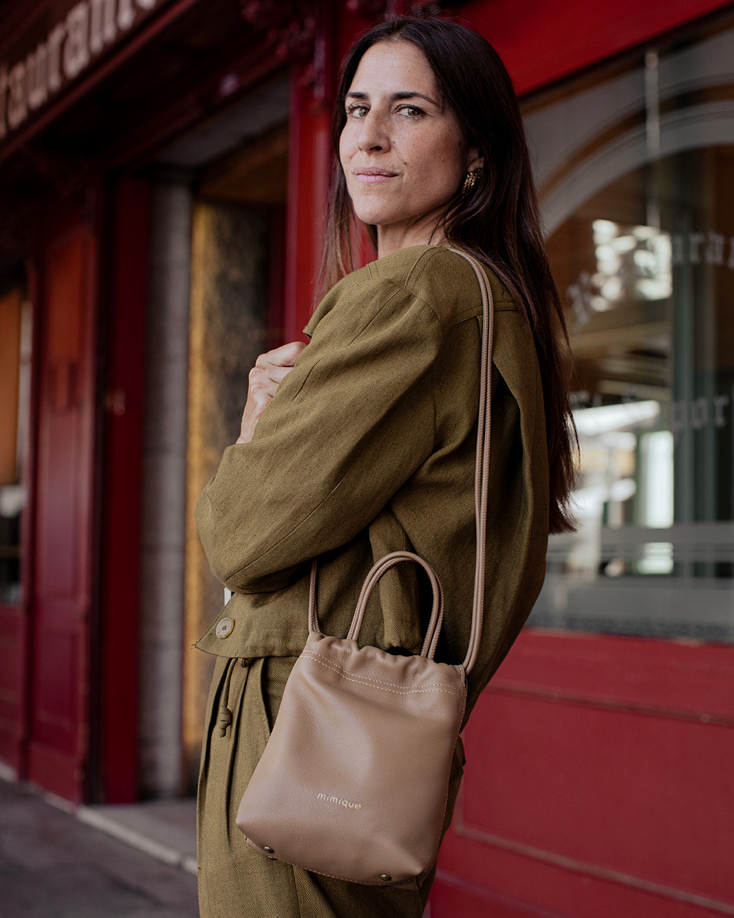 Bombonera pequeña de mujer Cue de Mimique con gran capacidad. Bolso piel color camel de la mejor calidad. Made in Spain