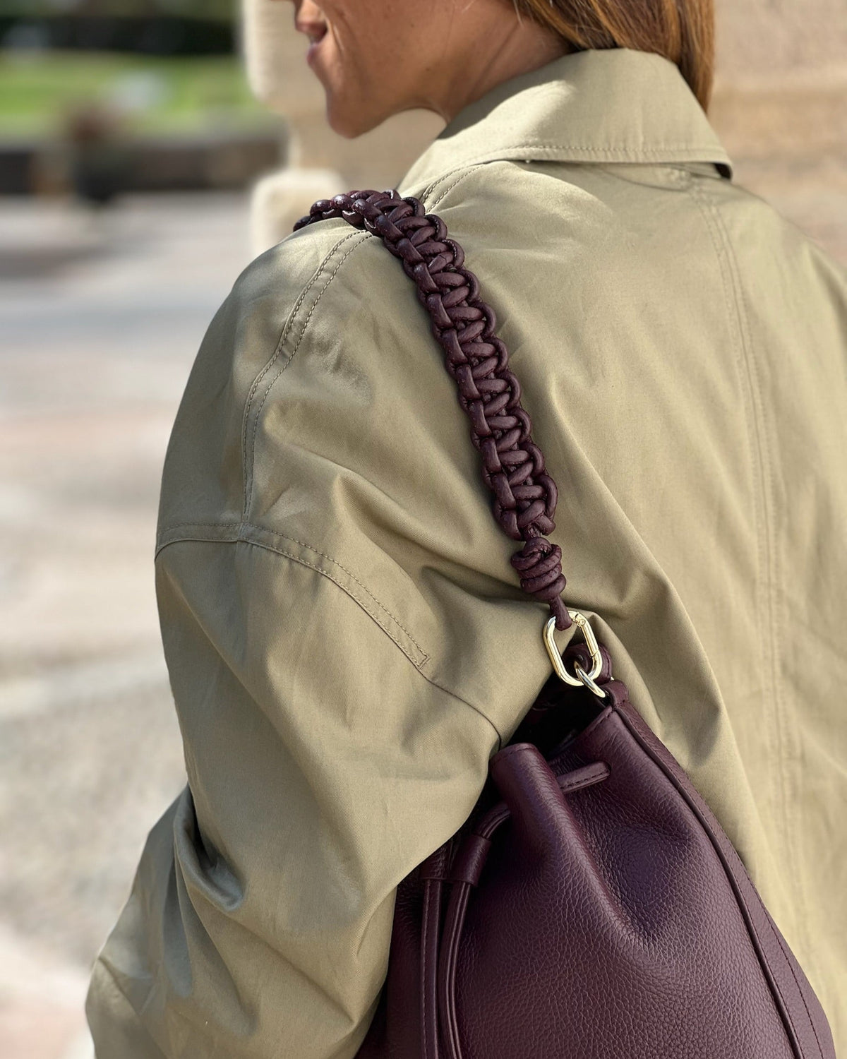 Bolso bombonera para mujer Serín burdeos de Mimique con bandolera regulable y asa de mano trenzada