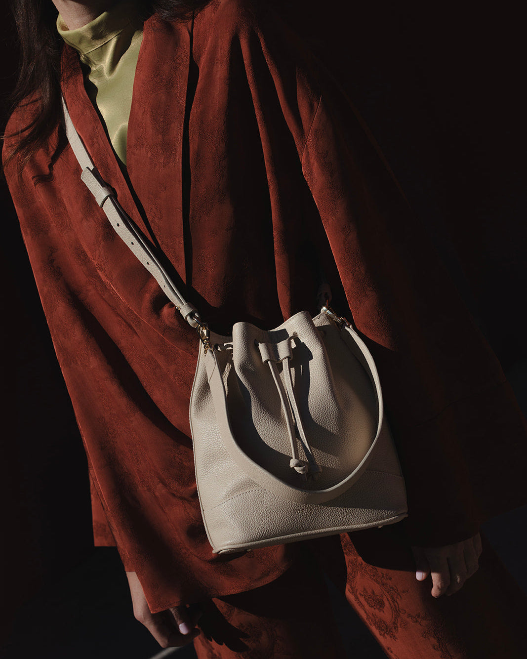 Bombonera de gran capacidad y calidad Serín crema de Mimique para mujer. Bolso bandolera con asa de mano