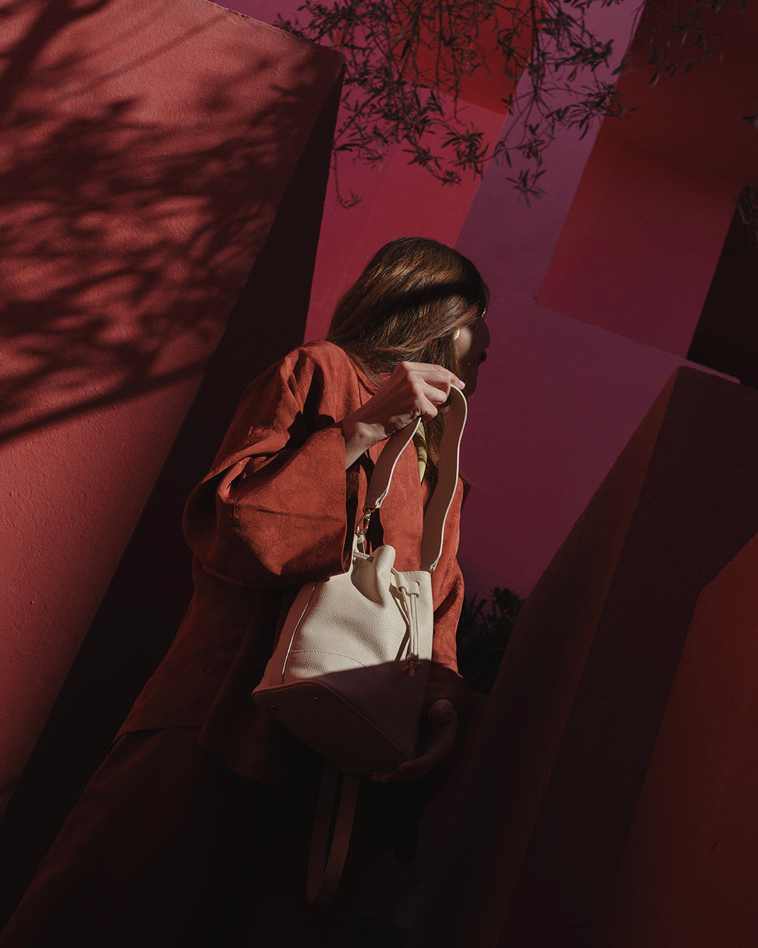 Bolso bombonera Serín de Mimique en piel de alta calidad crema. Asa de mano y bandolera cómoda y ligera. Hecho en España