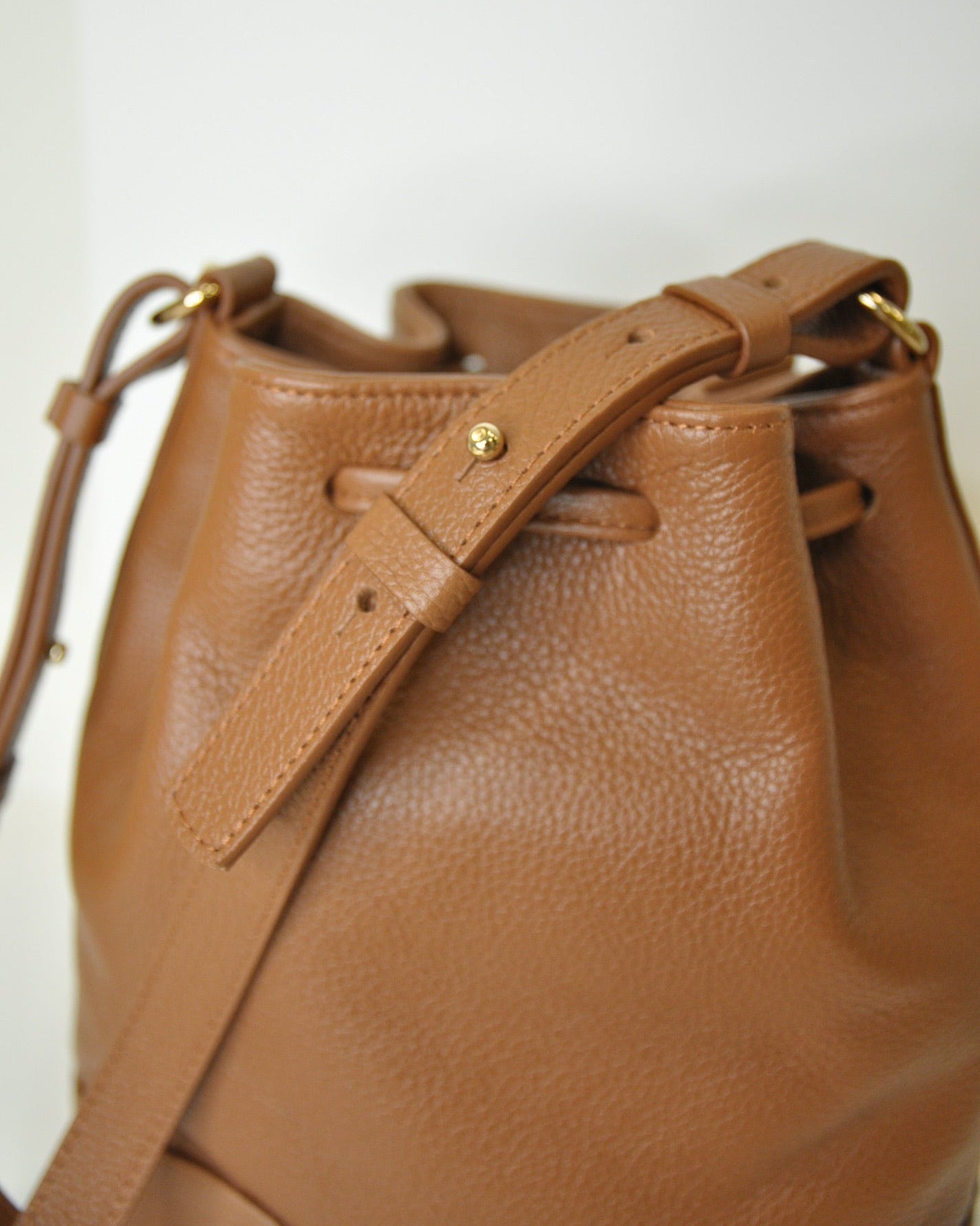 Serín cuero de Mimique. Bombonera de piel natural para mujer hecha en España. Bolso bandolera ligero con correa ajustable