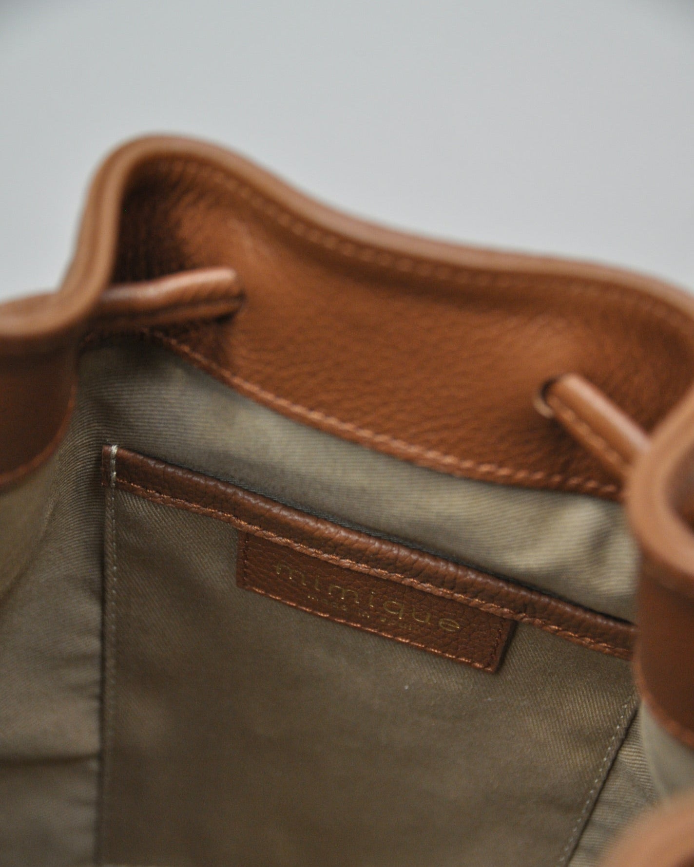 Bolso bombonera Serín de Mimique en piel de máxima calidad color marrón cuero. Forro y bolsillo interior