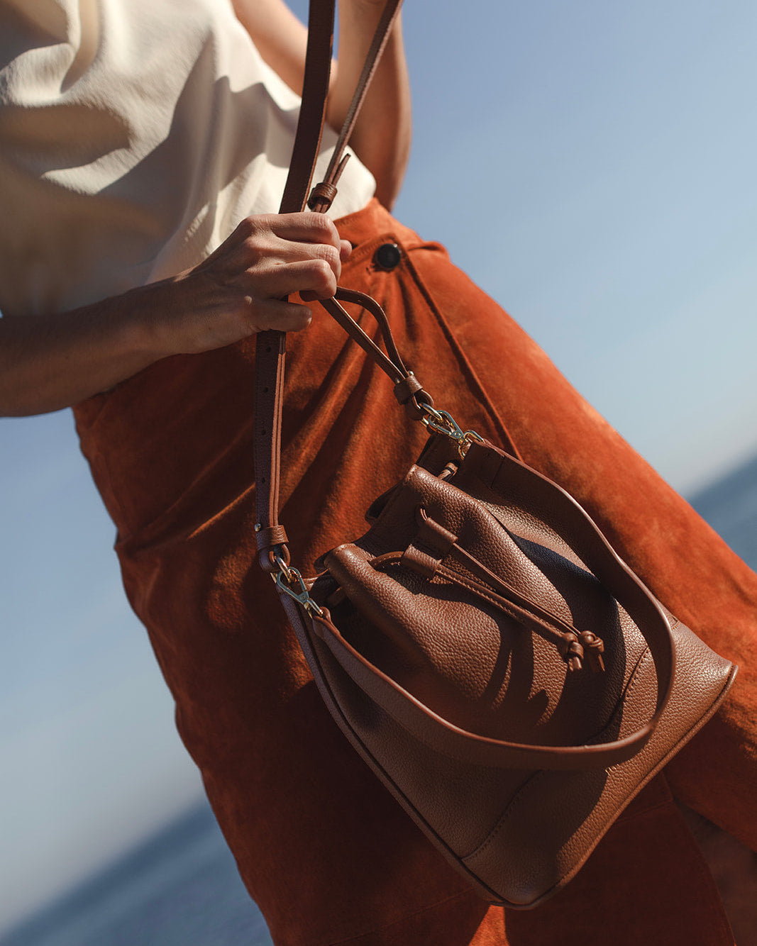 Bolso bombonera de piel de máxima calidad para mujer, bandolera regulable, ligero y espacioso para uso diario. Serín cuero Mimique