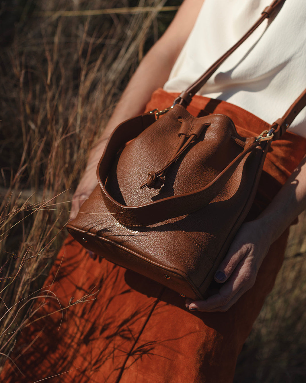 Bolso bombonera de piel premium Serín cuero de Mimique. Con bandolera ajustable. Cómodo y ligero fabricado en España con gran capacidad