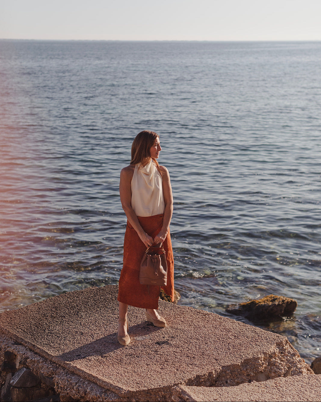 Bolso de piel tipo bombonera fabricado artesanalmente en España, Serín cuero de Mimique. Gran capacidad