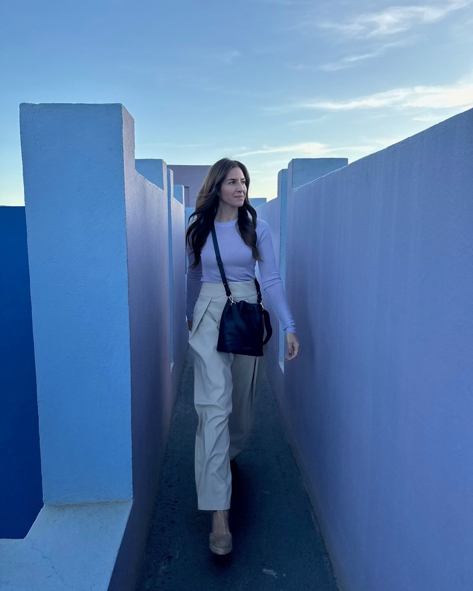 Bombonera de piel para mujer Serín Mimique navy, con asa regulable. Bolso elegante, cómodo y ligero hecho en España