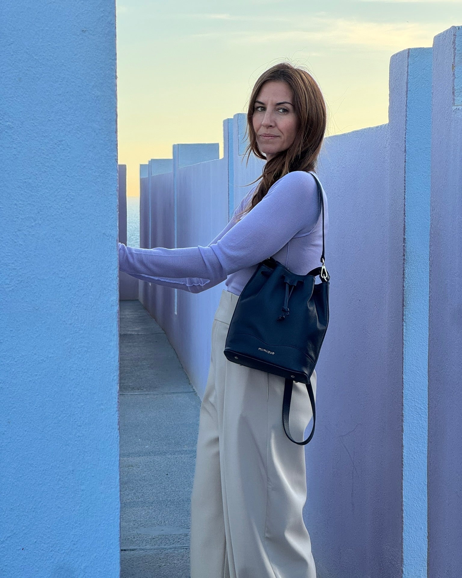 Bolso bombonera Serín Mimique para mujer en piel de alta calidad color azul marino navy. Artesanía Made in Spain