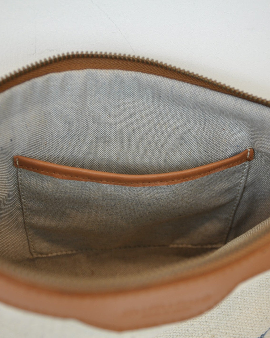 Bolso de mano Rodiles navy Mimique loneta y piel con cremallera y asa para colgar hecho en España