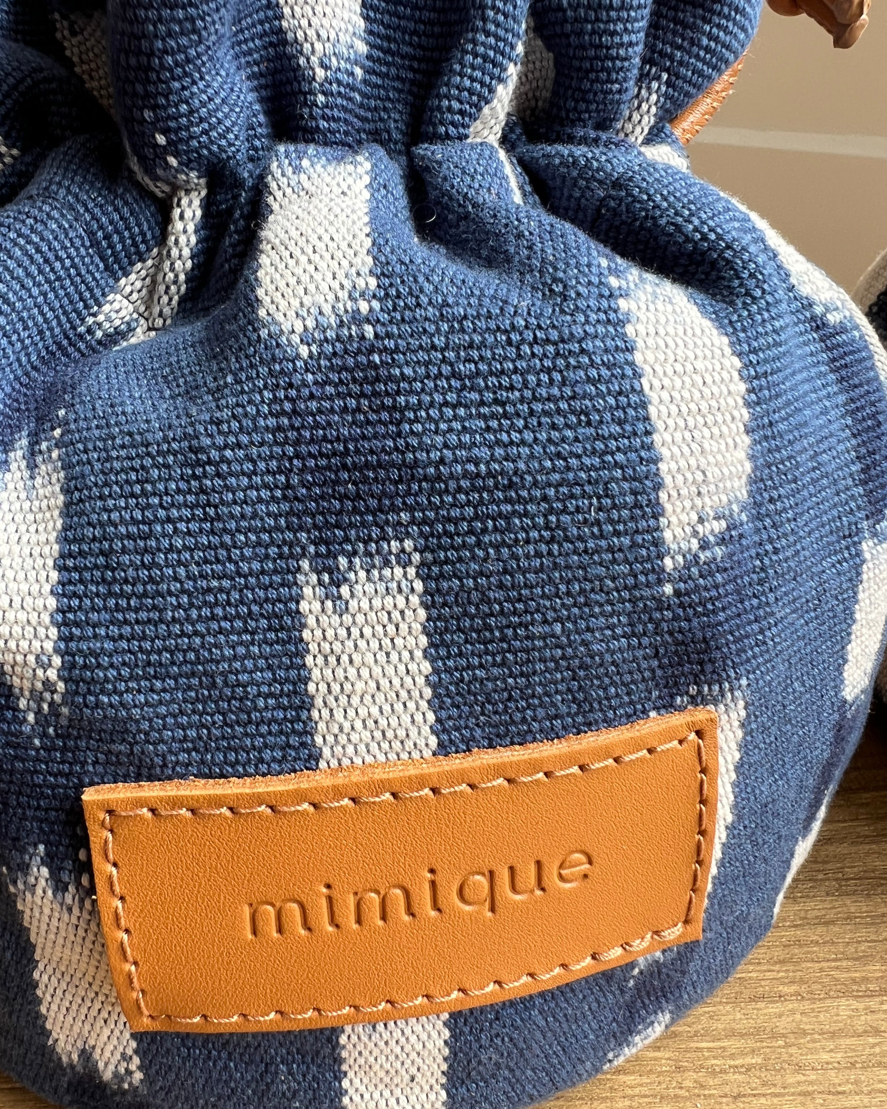 Bombonera ikat azul de Mimique en loneta artesanal de gran calidad hecha a mano en España