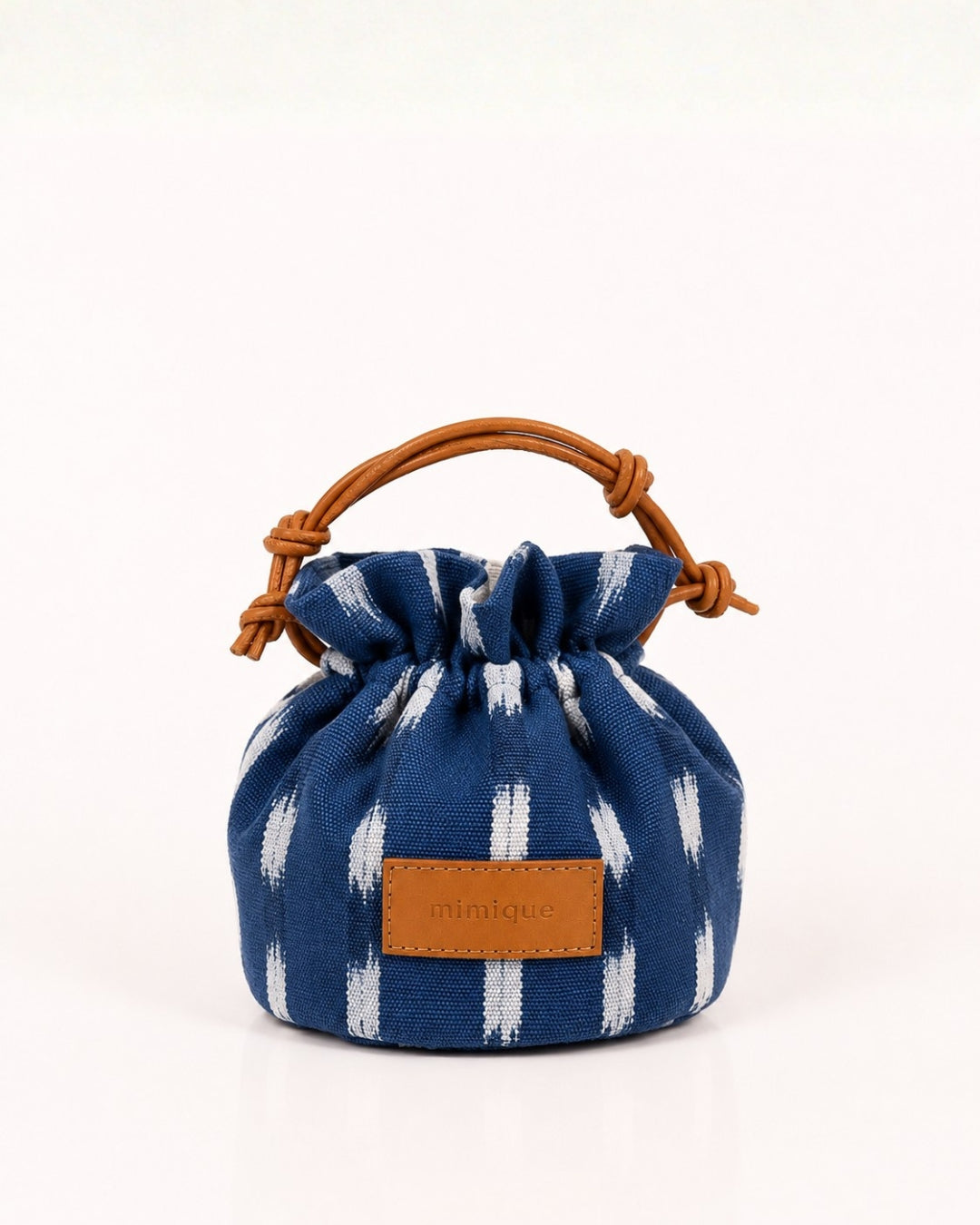 Mini bolso bombonera ikat de Mimique hecho a mano en España con gran capacidad y calidad azul y blanco